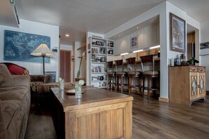 Apartamento, 1 cama de matrimonio con sofá cama, chimenea (Sun Valley Condo 131) | Zona de estar | Televisión de pantalla plana de 42 pulgadas con canales digitales