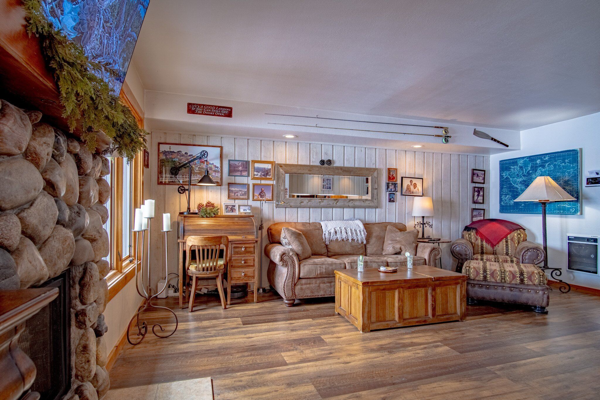 公寓客房, 1 張加大雙人床和 1 張沙發床, 壁爐, 山景 (Sun Valley Condo 131) | 起居區 | 42-吋平面電視，提供數位頻道