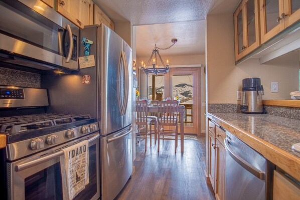 Condo, 1 cama Queen size y sofá cama, chimenea, vista a la montaña (Sun Valley Condo 131) | Cocina privada | Comedor 