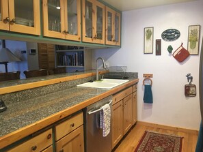 Condo, 1 cama Queen size y sofá cama, chimenea, vista a la montaña (Sun Valley Condo 131) | Cocina privada | Comedor 