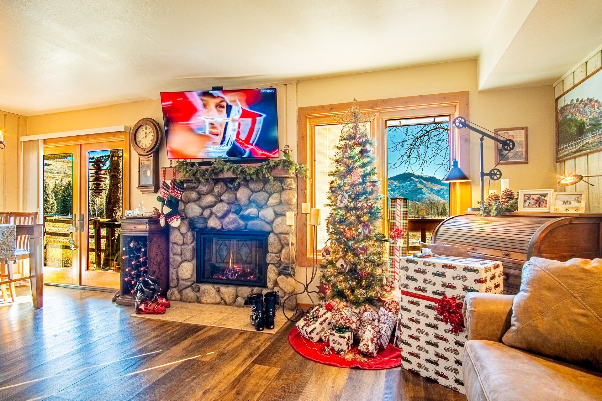 Condo, 1 Queen Bed with Sofa bed, Fireplace, Mountain View (Sun Valley Condo 131) | Living area | 42-inch flat-screen TV with digital channels