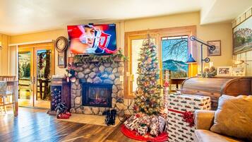 Condo, 1 Katil Ratu (Queen) dengan Katil Sofa, Fireplace, Mountain View (Sun Valley Condo 131) | Ruang tamu | 42 inci televisyen skrin rata dengan digital