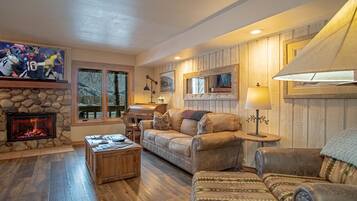 Condo, 1 Queen Bed with Sofa bed, Fireplace, Mountain View (Sun Valley Condo 131) | Living area