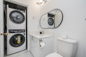 Shower, hair dryer, shampoo - Vancouver 2Bed 2 Bath Laneway, Steps to SkyTrain (Vancouver)