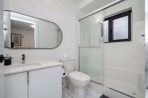 Shower, hair dryer, shampoo - Vancouver 2Bed 2 Bath Laneway, Steps to SkyTrain (Vancouver)