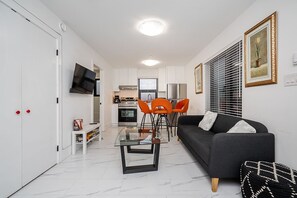 TV - Vancouver 2Bed 2 Bath Laneway, Steps to SkyTrain (Vancouver)