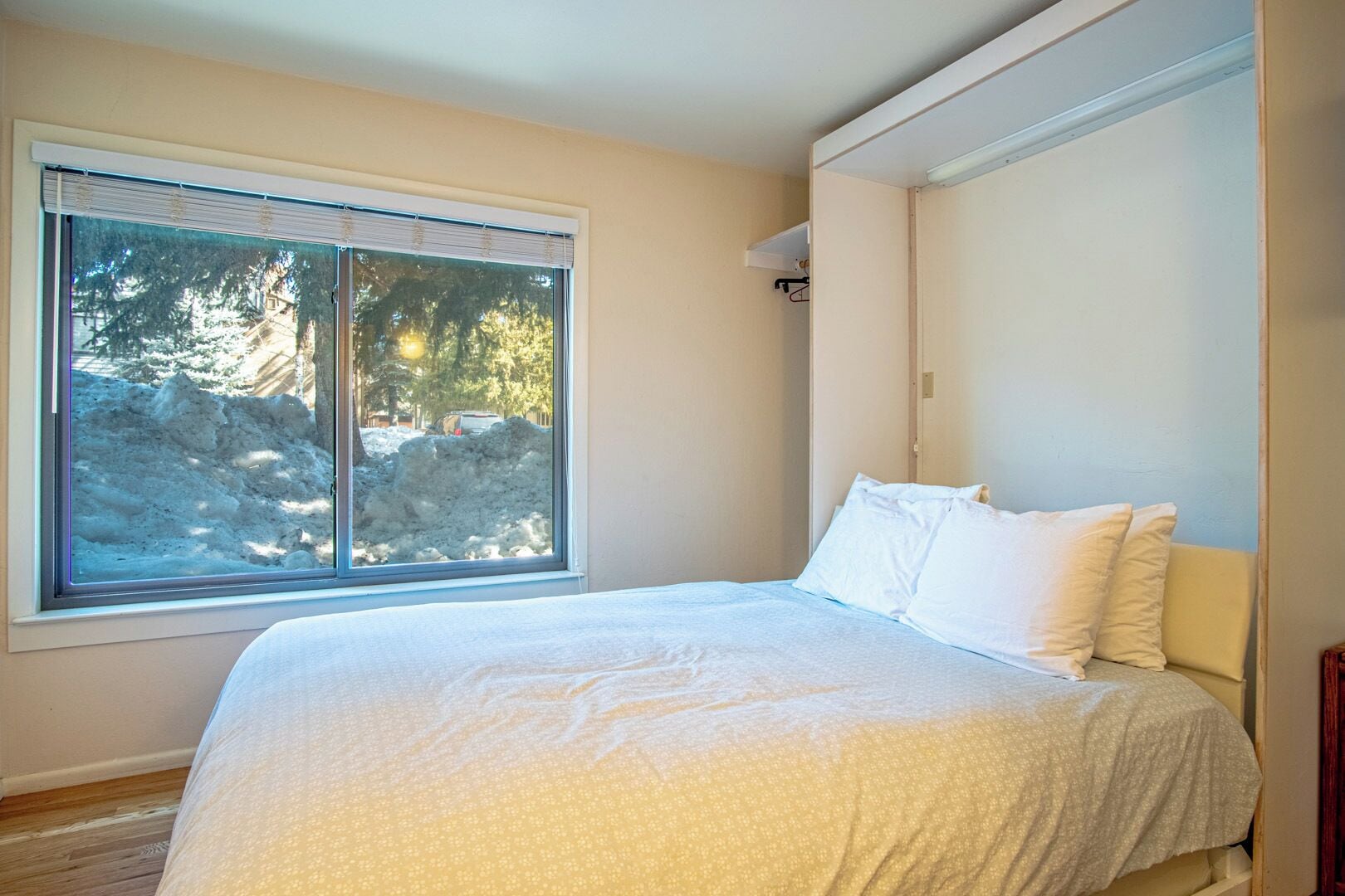 1 bedroom, individually decorated, individually furnished, bed sheets