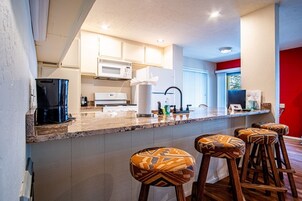 Íbúð - mörg rúm - verönd - fjallasýn (Sun Valley Condo 115) | Einkaeldhús | Matarborð
