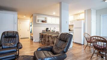 Apartamento, varias camas, patio, vistas a la montaña (Sun Valley Condo 115) | Interior