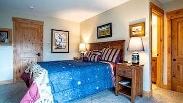 Apartamento, varias camas, patio, vistas a la montaña (Ridge Condo 2616) | 2 dormitorios, decoración individual, mobiliario individual