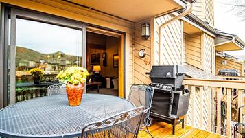 Condo, varias camas, patio, vista a la montaña (Ridge Condo 2616) | Restaurante al aire libre