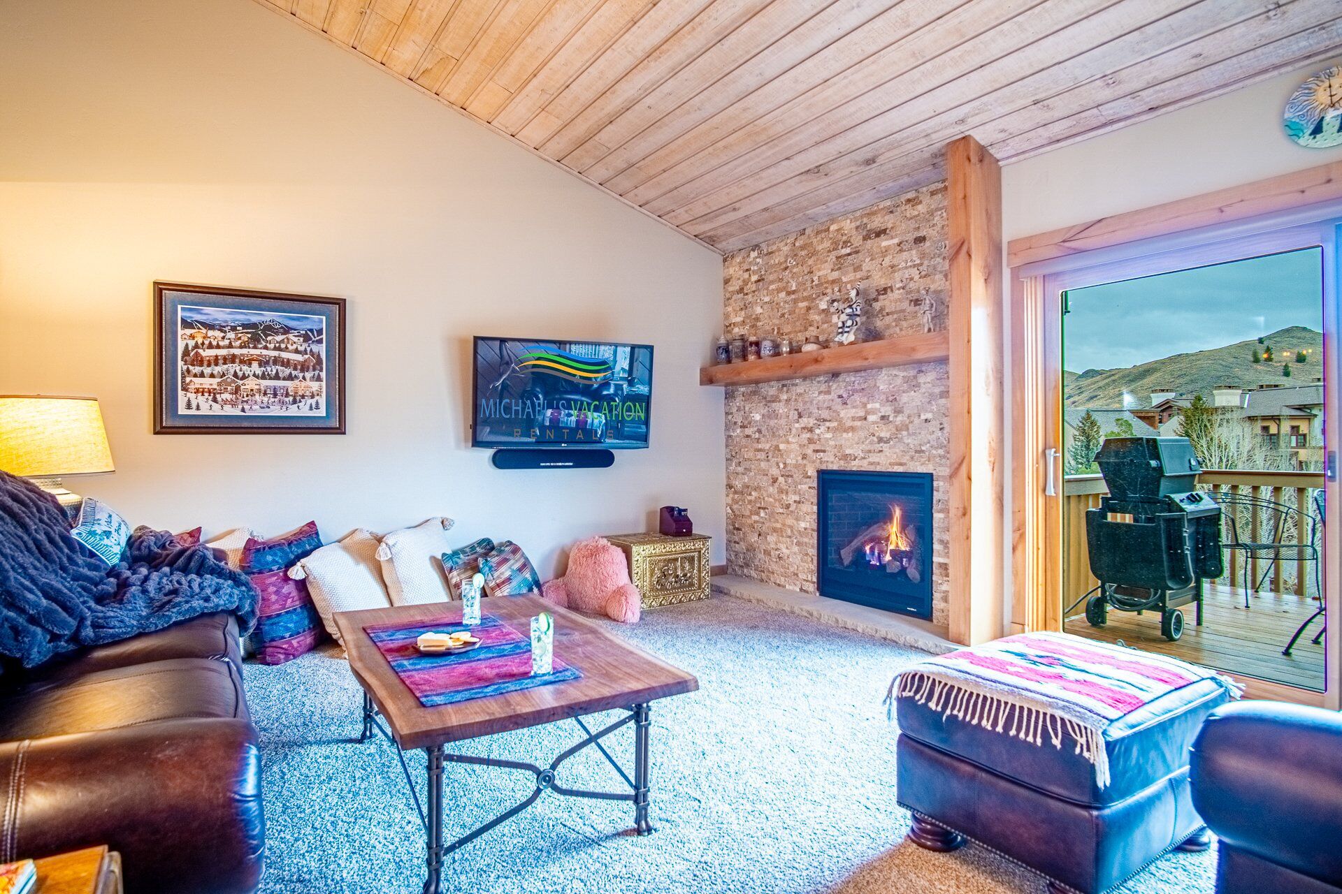 公寓式客房, 多张床, 露台, 山景 (Ridge Condo 2616) | 起居区 | 42-英寸纯平电视（配备数码频道）