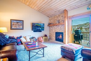 Condo, nhiều giường, sân hiên, quang cảnh núi (Ridge Condo 2616) | Khu phòng khách | TV màn hình phẳng 42-inch có truyền hình kỹ thuật số 