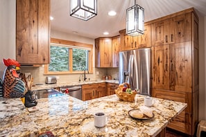 Huoneisto, useita sänkyjä, patio, vuoristonäköala (Ridge Condo 2616) | Yksityinen keittiö | Ruokailupöytä