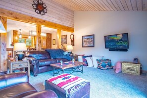 Condo, nhiều giường, sân hiên, quang cảnh núi (Ridge Condo 2616) | Khu phòng khách | TV màn hình phẳng 42-inch có truyền hình kỹ thuật số 