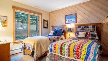 Apartamento, varias camas, patio, vistas a la montaña (Ridge Condo 2616) | 2 dormitorios, decoración individual, mobiliario individual