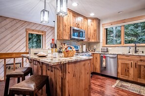 คอนโด, หลายเตียง, ลานระเบียง, วิวภูเขา (Ridge Condo 2616) | ครัวส่วนตัว | โต๊ะรับประทานอาหาร