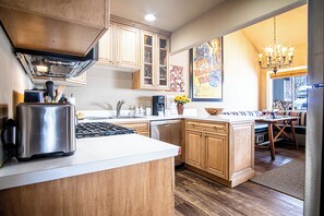 Condo, nhiều giường, sân hiên, quang cảnh núi (Parkside Condo 225A) | Bếp riêng | Bàn ăn