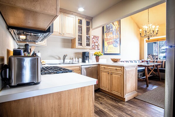 Condo, Multiple Beds, Patio, Mountain View (Parkside Condo 225A) | Private kitchen