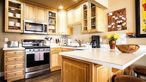 公寓客房, 多張床, 庭院, 山景 (Parkside Condo 225A) | 私人廚房 | 餐桌