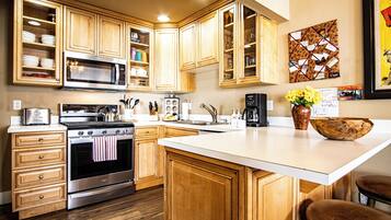 Condo, Multiple Beds, Patio, Mountain View (Parkside Condo 225A) | Private kitchen | Dining tables