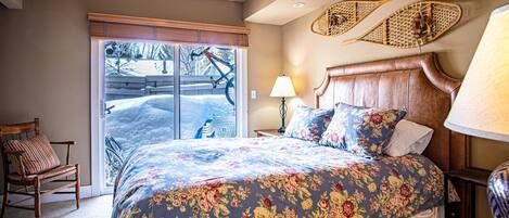 公寓式客房, 多张床, 露台, 山景 (Parkside Condo 225A) | 3 多间卧室、特色装修、特色家居、床单