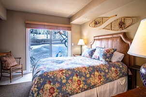 公寓式客房, 多张床, 露台, 山景 (Parkside Condo 225A) | 3 多间卧室、特色装修、特色家居、床单