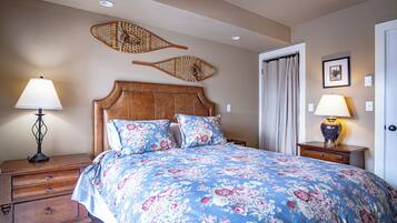 Condo, Multiple Beds, Patio, Mountain View (Parkside Condo 225A) | 3 bedrooms, individually decorated, individually furnished, bed sheets