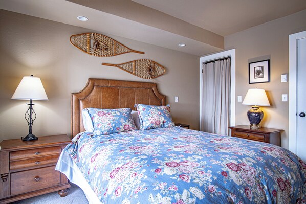 Condo, Multiple Beds, Patio, Mountain View (Parkside Condo 225A) | 3 bedrooms, individually decorated, individually furnished, bed sheets