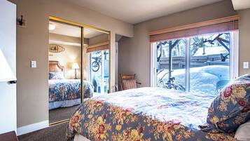 Condo, Multiple Beds, Patio, Mountain View (Parkside Condo 225A) | 3 bedrooms, individually decorated, individually furnished, bed sheets