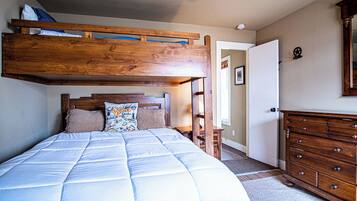 Condo, Multiple Beds, Patio, Mountain View (Parkside Condo 225A) | 3 bedrooms, individually decorated, individually furnished, bed sheets