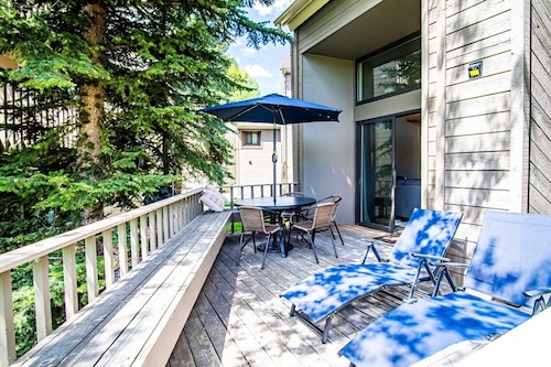 Modern Golf View Condo + Resort Amenities