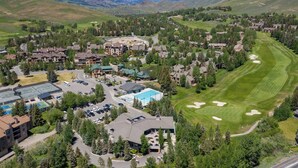 Un resort con diversi edifici, una piscina e un campo da golf.