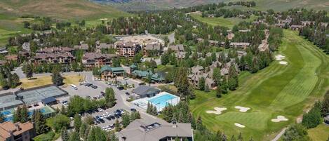 Ein Resort mit mehreren Gebäuden, einem Swimmingpool und einem Golfplatz.