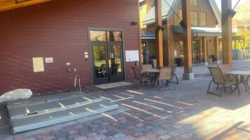 Tempat makan outdoor