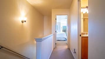 Condo, varias camas, patio, vista a la montaña (Sweetwater in Hailey) | Interior