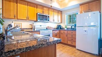 公寓式客房, 多张床, 露台, 山景 (Sweetwater in Hailey) | 私人厨房 | 餐桌