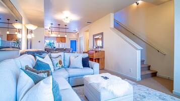 Appartement, Meerdere bedden, terras, uitzicht op bergen (Sweetwater in Hailey) | Woonruimte | Een 42-inch flatscreentelevisie met digitale zenders