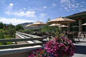 Outdoor dining - Bonne Vie Condo With Elkhorn Amenity Passes! (Sun Valley)