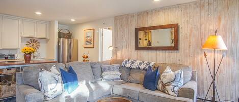 Apartment, Mehrere Betten, Terrasse, Bergblick (Bonne Vie 2257) | Wohnbereich | 42-Zoll-Flachbildfernseher mit Digitalempfang