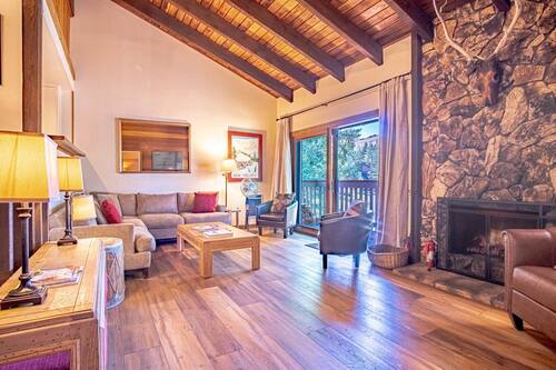 公寓式客房, 多张床, 阳台, 山景 (Snow Creek Condo 1541) | 起居区 | 42-英寸纯平电视(配备数码频道)