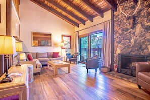 公寓式客房, 多张床, 阳台, 山景 (Snow Creek Condo 1541) | 起居区 | 42-英寸纯平电视(配备数码频道)