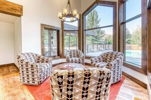 Condo, várias camas, sacada, vista para a montanha (Snow Creek Condo 1541) | Parte interna