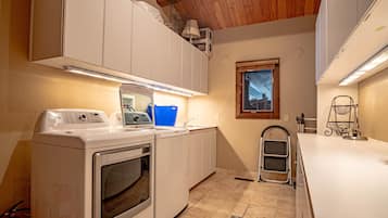 Casa, letti multipli, patio, vista montagna (Chocolate Gulch Cabin) | Cucina privata | Tavolo da pranzo