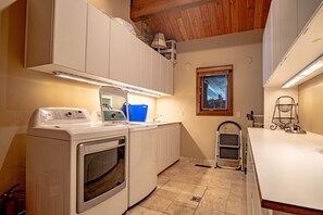 Casa, letti multipli, patio, vista montagna (Chocolate Gulch Cabin) | Cucina privata | Tavolo da pranzo