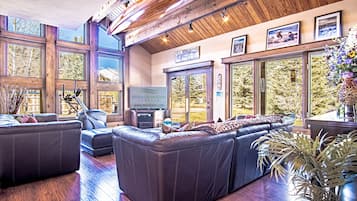 Nhà, nhiều giường, sân hiên, quang cảnh núi (Chocolate Gulch Cabin) | Khu sảnh