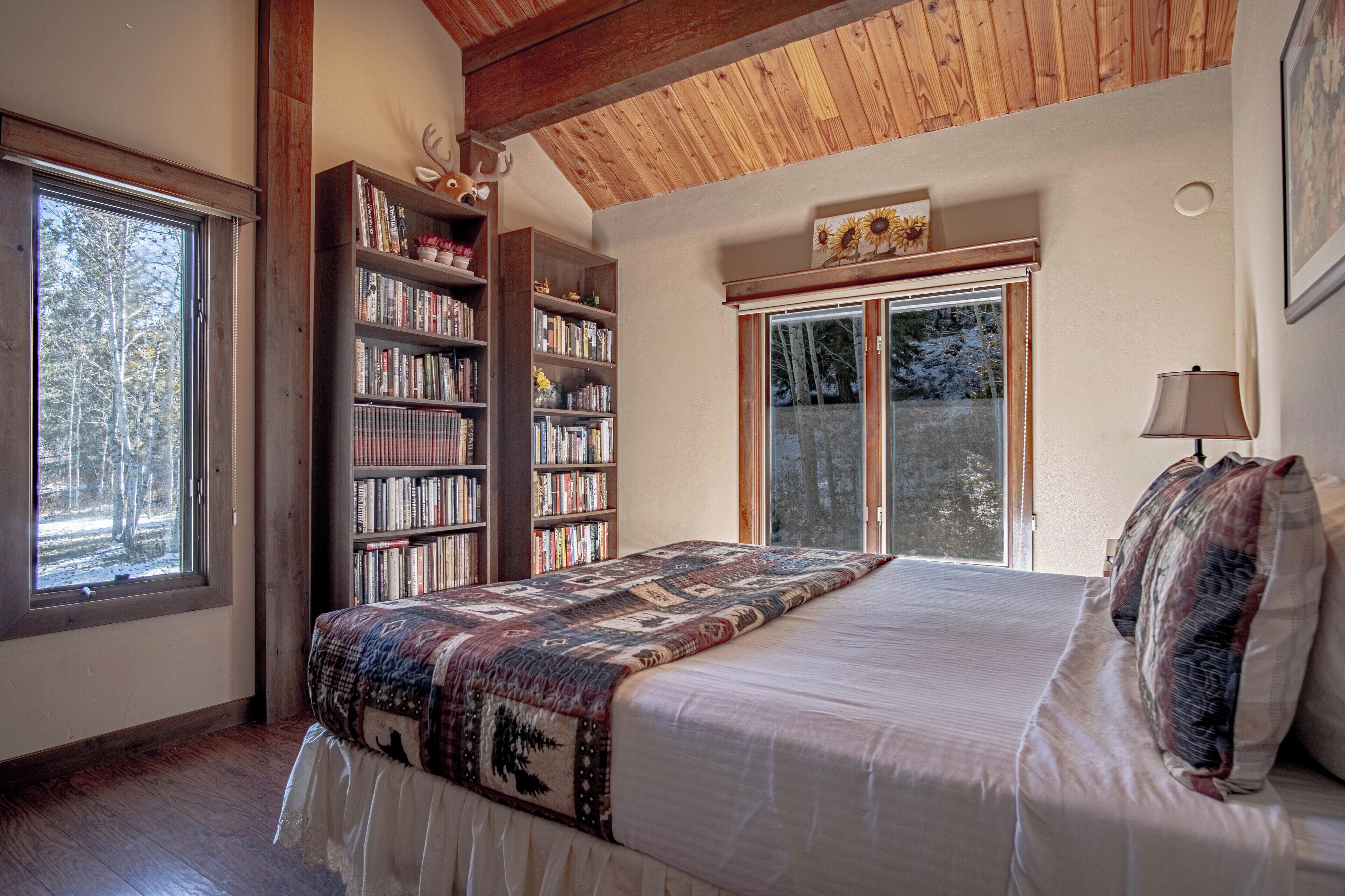 Casa, várias camas, varanda, vista para a montanha (Chocolate Gulch Cabin) | 4 quartos, individualmente decorados, individualmente mobiliados