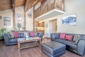 Maison, plusieurs lits, patio, vue montagne (Chocolate Gulch Cabin) | Coin séjour | Télévision à écran plat de 42 pouces avec chaînes numériques