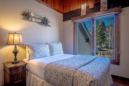 House, Multiple Beds, Patio, Mountain View (Chocolate Gulch Cabin) | 4 bedrooms, individually decorated, individually furnished, bed sheets
