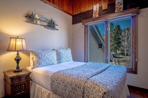 Hus - flera sängar - uteplats - utsikt mot bergen (Chocolate Gulch Cabin) | 4 sovrum, individuell inredning, unika möbler och sängkläder